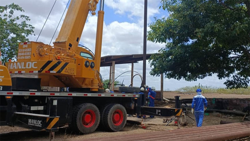 Imagem 1 - Cumprindo contrato de concessão com o município, Caern investe R$ 175 mil em manutenção de poço na Maisa. Além das ações que já estão em andamento, como investimento em tratamento de água e dispositivos eletrônicos necessários para o funcionamento do poço, retirada de vazamentos de rede, educação ambiental, também realizou com celeridade a manutenção do poço da comunidade. A Companhia providenciou a substituição do conjunto motobomba que apresentou defeito na comunidade rural Maisa, em Mossoró. O novo equipamento representou um investimento de R$ 175 mil, feito com recursos próprios da companhia. O poço fica localizado na Vila Maisa e atende também a localidade Poço Dez. Imagem 1 - Cumprindo contrato de concessão com o município, Caern investe R$ 175 mil em manutenção de poço na Maisa. Além das ações que já estão em andamento, como investimento em tratamento de água e dispositivos eletrônicos necessários para o funcionamento do poço, retirada de vazamentos de rede, educação ambiental, também realizou com celeridade a manutenção do poço da comunidade. A Companhia providenciou a substituição do conjunto motobomba que apresentou defeito na comunidade rural Maisa, em Mossoró. O novo equipamento representou um investimento de R$ 175 mil, feito com recursos próprios da companhia. O poço fica localizado na Vila Maisa e atende também a localidade Poço Dez.