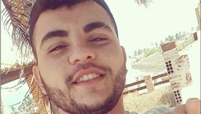 Imagem 1 - A vítima foi identificada como Erialdo Junior, mais conhecido como “Juninho”, que residia em Grossos. De acordo com informações do Sargento William da Policia Militar de Grossos, tudo indica que a vítima retornava para casa, quando perdeu o controle da motocicleta em uma curva na Litorânea Dehon Caenga, trecho que liga a Prainha em Grossos a comunidade rural de Barra, e caiu dentro do balde de sal de uma Salina. Uma ambulância do Hospital Flaviana Jacinta de Grossos foi acionada ao local, mas o jovem já estava sem vida. A policia Militar isolou o local e aguarda a cheda do ITEP para a remoção do corpo. Imagem 1 - A vítima foi identificada como Erialdo Junior, mais conhecido como “Juninho”, que residia em Grossos. De acordo com informações do Sargento William da Policia Militar de Grossos, tudo indica que a vítima retornava para casa, quando perdeu o controle da motocicleta em uma curva na Litorânea Dehon Caenga, trecho que liga a Prainha em Grossos a comunidade rural de Barra, e caiu dentro do balde de sal de uma Salina. Uma ambulância do Hospital Flaviana Jacinta de Grossos foi acionada ao local, mas o jovem já estava sem vida. A policia Militar isolou o local e aguarda a cheda do ITEP para a remoção do corpo.