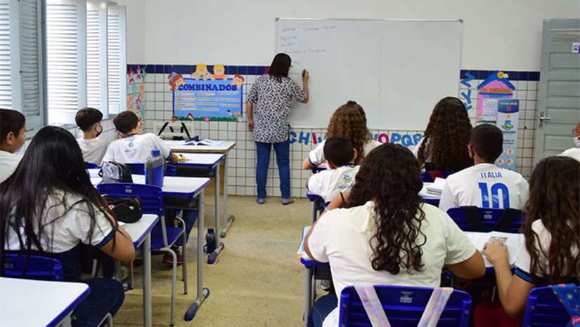Imagem 1 - O Edital publicado deixa claro os critérios de quem pode participar. Inicialmente, estão sendo ofertadas vagas para seis unidades: Escola Municipal Marineide Pereira da Cunha; E.M. Professor Antônio Fagundes; E. M. Genildo Miranda; E. M. Nono Rosado; E. M. Nossa Senhora das Graças e. M. Professor Antônio Amorim. São requisitos para concorrer ao cargo de Diretor Escolar ser profissional da educação integrante da Carreira do Magistério do Sistema de Ensino Público Municipal de Mossoró; servidor efetivo ou em cargo comissionado na área de educação; ter experiência comprovada de três anos no efetivo exercício do magistério, suporte pedagógico ou atividades de gestão escolar (direção ou vice-direção) em estabelecimento de ensino público e apresentar certificação de Curso em Gestão Escolar, de no mínimo 80 horas ministrado por instituição credenciada. Imagem 1 - O Edital publicado deixa claro os critérios de quem pode participar. Inicialmente, estão sendo ofertadas vagas para seis unidades: Escola Municipal Marineide Pereira da Cunha; E.M. Professor Antônio Fagundes; E. M. Genildo Miranda; E. M. Nono Rosado; E. M. Nossa Senhora das Graças e. M. Professor Antônio Amorim. São requisitos para concorrer ao cargo de Diretor Escolar ser profissional da educação integrante da Carreira do Magistério do Sistema de Ensino Público Municipal de Mossoró; servidor efetivo ou em cargo comissionado na área de educação; ter experiência comprovada de três anos no efetivo exercício do magistério, suporte pedagógico ou atividades de gestão escolar (direção ou vice-direção) em estabelecimento de ensino público e apresentar certificação de Curso em Gestão Escolar, de no mínimo 80 horas ministrado por instituição credenciada.