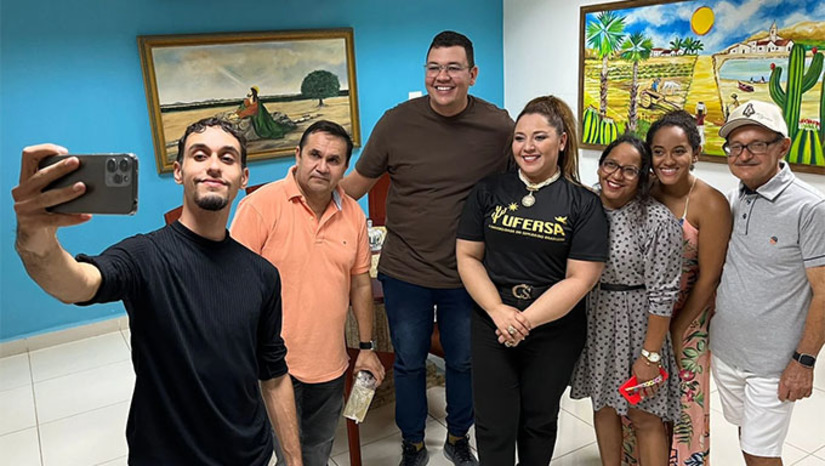 Imagem 1 - Roosevelt de Araújo Sales Junior, que Cursa o segundo ano de doutorado em Ciência Animal, e Francisco das Chagas Barbalho Neto, que cursa o Oitavo Período do Curso de Biotecnologia, estava no sul de Israel, sábado passado, quando aconteceu o ataque o Hamas; desde então, a reitora Ludmilia Oliveira fez todos os esforços possíveis junto ao Governo Brasileiro e ao de Israel, para repatriar os dois. Neste sábado, os dois foram recebidos pelos pais na Reitoria UFERSA, em Mossoró-RN. Apesar do susto, do desespero dos familiares e amigos, os dois consideraram os 10 dias uma “experiência exitosa e intensa”. Imagem 1 - Roosevelt de Araújo Sales Junior, que Cursa o segundo ano de doutorado em Ciência Animal, e Francisco das Chagas Barbalho Neto, que cursa o Oitavo Período do Curso de Biotecnologia, estava no sul de Israel, sábado passado, quando aconteceu o ataque o Hamas; desde então, a reitora Ludmilia Oliveira fez todos os esforços possíveis junto ao Governo Brasileiro e ao de Israel, para repatriar os dois. Neste sábado, os dois foram recebidos pelos pais na Reitoria UFERSA, em Mossoró-RN. Apesar do susto, do desespero dos familiares e amigos, os dois consideraram os 10 dias uma “experiência exitosa e intensa”.