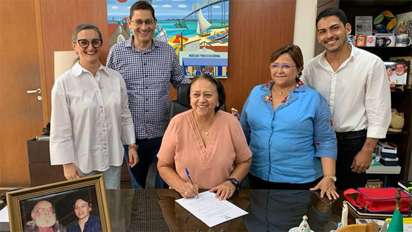 Imagem 1 - Em alusão ao dia do professor e da professora, a governadora anunciou publicamente, a promoção vertical de 1300 profissionais da educação estadual e a autorização para realizar concurso público. As promoções representam um investimento de R$ 10 milhões de reais e quanto ao concurso, a Secretarai Estadual de Educação vai inciar os procedimentos para definir número de vagas. “Que Paulo Freire continue nos inspirando, para que sigamos na nossa caminhada, lutando pela valorização do profissional de educação. Por uma educação pública inclusiva e de qualidade para todos e todas”, disse Fátima Bezerra. Imagem 1 - Em alusão ao dia do professor e da professora, a governadora anunciou publicamente, a promoção vertical de 1300 profissionais da educação estadual e a autorização para realizar concurso público. As promoções representam um investimento de R$ 10 milhões de reais e quanto ao concurso, a Secretarai Estadual de Educação vai inciar os procedimentos para definir número de vagas. “Que Paulo Freire continue nos inspirando, para que sigamos na nossa caminhada, lutando pela valorização do profissional de educação. Por uma educação pública inclusiva e de qualidade para todos e todas”, disse Fátima Bezerra.