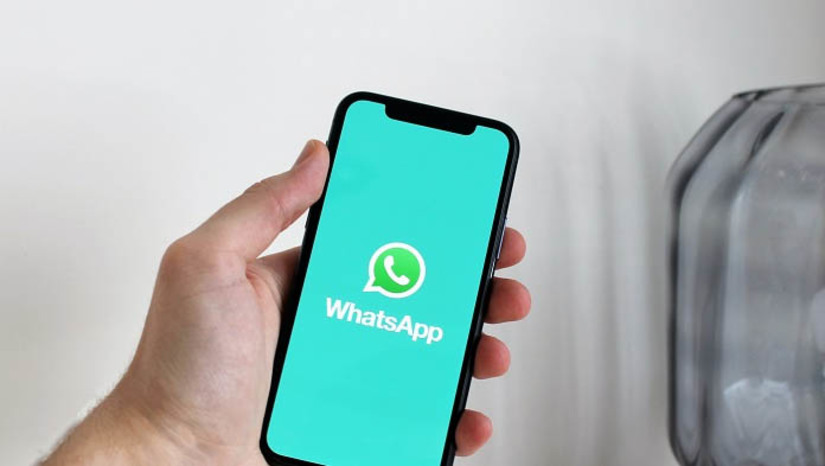 Imagem 1 -  [COLUNA ESPLANADA] Um bloqueio na contratação por R$ 7,2 milhões de empresa de disparos de WhatsApp na Bahia, entre a Transalvador, presidida pelo advogado Décio Martins, e a Speedzap. O pregão foi finalizado em abril, mas não avançou porque a assessoria jurídica da Prefeitura notou fatos estranhos. A mesma empresa ganhou contrato com um valor idêntico em 2021 na Saúde. Na época, a secretaria era comandada pelo hoje deputado Leonardo Prates (PDT-BA). E quem era o seu subsecretário na ocasião? Décio Martins, que ele indicou para o atual cargo. A Prefeitura também recebeu a informação de que o primo do deputado, Mauro Prates, teria ligação com a empresa vencedora. Diante de tanta coincidência e de supostos indícios de irregularidades, a gestão paralisou tudo. Os personagens foram ouvidos e, como defesa, alegam que a Speedzap não foi contratada pela Transalvador.
