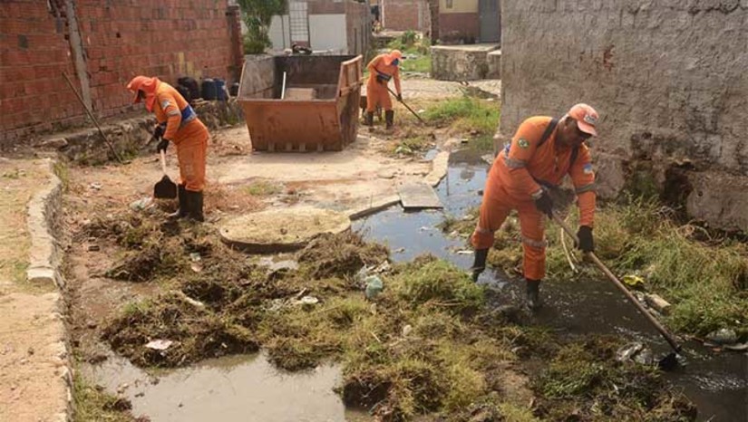 Imagem 1 - O serviço de limpeza aconteceu no canal do doce no bairro Santo Antônio. Servidores da Semurb retiraram várias sacolas com lixo; metralhas; pedaços de madeira; restos de móveis e podas de árvores. O que dificulta a fluxo da água pluvial, ocasionando alagamentos. O trabalho estende-se pelas ruas Lira Tavares, Tavares de Lira e Francisco Pascoal. Além da limpeza do canal, também está sendo realizado serviço de capinação, limpeza de calhas e varrição. Outro canal que recebeu o mutirão de limpeza foi o do Redenção, na Rua do Eletricista. Imagem 1 - O serviço de limpeza aconteceu no canal do doce no bairro Santo Antônio. Servidores da Semurb retiraram várias sacolas com lixo; metralhas; pedaços de madeira; restos de móveis e podas de árvores. O que dificulta a fluxo da água pluvial, ocasionando alagamentos. O trabalho estende-se pelas ruas Lira Tavares, Tavares de Lira e Francisco Pascoal. Além da limpeza do canal, também está sendo realizado serviço de capinação, limpeza de calhas e varrição. Outro canal que recebeu o mutirão de limpeza foi o do Redenção, na Rua do Eletricista.