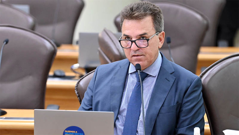 Imagem 1 - Deputados reúnem trade turístico para debater o fortalecimento da segurança no RN. Uma reunião extraordinária de trabalho da Frente Parlamentar em Defesa do Turismo da ALRN será realizada às 14h desta terça-feira (17). A intenção dos deputados é reunir todos os atores que compõem a atividade econômica do Estado e desejem contribuir com sugestões e criação de uma agenda de trabalho que vai nortear o Governo do Estado a adotar medidas que contribuam com a segurança dos corredores turísticos do RN. Imagem 1 - Deputados reúnem trade turístico para debater o fortalecimento da segurança no RN. Uma reunião extraordinária de trabalho da Frente Parlamentar em Defesa do Turismo da ALRN será realizada às 14h desta terça-feira (17). A intenção dos deputados é reunir todos os atores que compõem a atividade econômica do Estado e desejem contribuir com sugestões e criação de uma agenda de trabalho que vai nortear o Governo do Estado a adotar medidas que contribuam com a segurança dos corredores turísticos do RN.