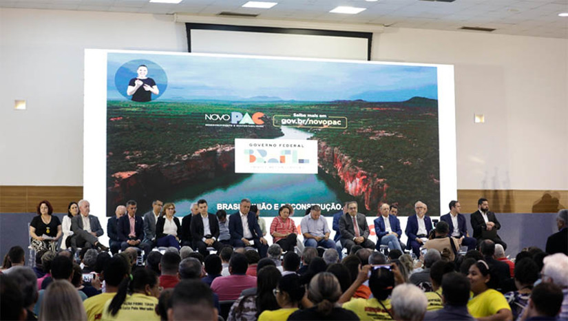 Imagem 1 -  RN terá investimento de R$ 45 bilhões em 141 obras e ações por meio do Novo PAC. Duplicação da BR-304, Ramal do Apodi da Transposição, Barragem Oiticica e Hospital de Traumas da Grande Natal estão contemplados no PAC-3. O programa foi lançado oficialmente no estado, nesta segunda-feira (16), pelos ministros Rui Costa e Renan Filho, e pela governadora Fátima Bezerra. A solenidade ocorreu na Escola de Governo, em Natal. "É um dia importante neste novo tempo que estamos vivendo no Brasil, de cooperação federativa. As obras aqui anunciadas são importantes não só pelo caráter estruturante que têm, mas pelo o quanto elas representam para a geração de empregos em nosso estado, para o bem-estar da população e desenvolvimento do Rio Grande do Norte”, disse Fátima Bezerra.