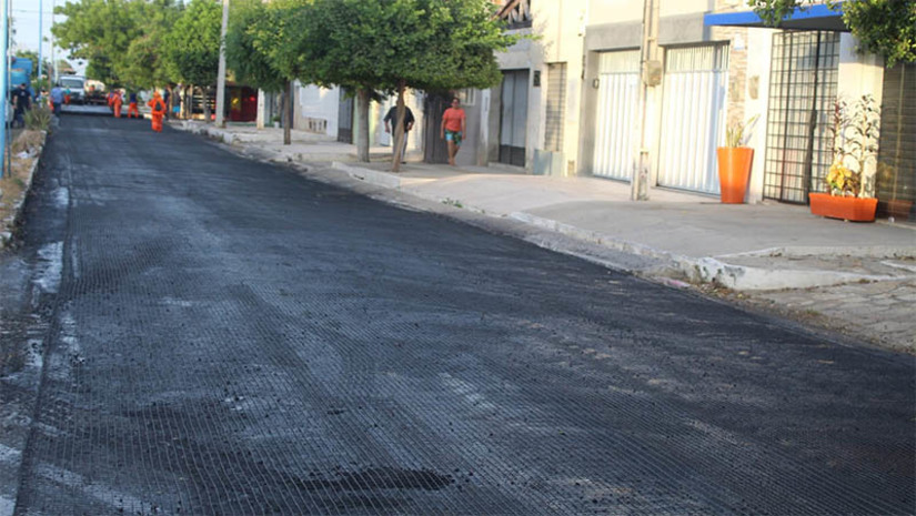 Imagem 1 - Do BH às Barrocas: Av. Alberto Maranhão receberá obras de recapeamento asfáltico em toda sua extensão. Os serviços, que fazem parte do programa “Mossoró Realiza”, começaram no mês de setembro e já trazem reflexos positivos para a população e condutores que transitam diariamente na via, uma das mais importantes da cidade. O recapeamento consiste na aplicação de Concreto Betuminoso Usinado a Quente (CBUQ) sobre pavimento, incluindo a substituição do solo, quando necessário, e a utilização também de geogrelha, material que assegura resistência à tração, reforçando a estrutura do solo. “Isso aqui permite que passem por essa avenida caminhões, carretas, veículos de grande porte, tudo isso para dar mais resistência”, disse o prefeito Allyson Bezerra, durante visita às obras. Imagem 1 - Do BH às Barrocas: Av. Alberto Maranhão receberá obras de recapeamento asfáltico em toda sua extensão. Os serviços, que fazem parte do programa “Mossoró Realiza”, começaram no mês de setembro e já trazem reflexos positivos para a população e condutores que transitam diariamente na via, uma das mais importantes da cidade. O recapeamento consiste na aplicação de Concreto Betuminoso Usinado a Quente (CBUQ) sobre pavimento, incluindo a substituição do solo, quando necessário, e a utilização também de geogrelha, material que assegura resistência à tração, reforçando a estrutura do solo. “Isso aqui permite que passem por essa avenida caminhões, carretas, veículos de grande porte, tudo isso para dar mais resistência”, disse o prefeito Allyson Bezerra, durante visita às obras.