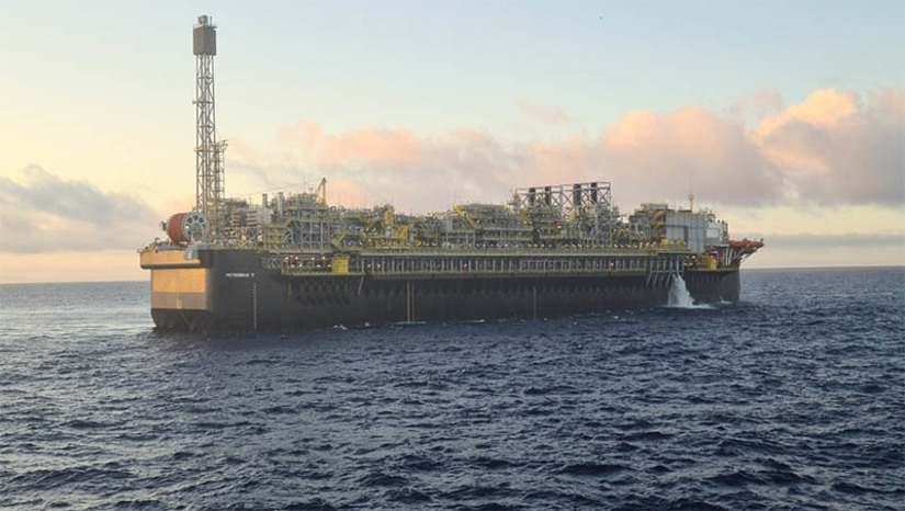 Imagem 1 - Petrobras bate recorde trimestral de produção operada de óleo e gás. A marca, alcançada no terceiro trimestre de 2023, foi de 3,98 milhões de barris de óleo equivalente por dia (boed), 7,8% acima do segundo trimestre. Além disso, alcançou recorde mensal de produção operada em setembro, com o volume de 4,1 milhões de barris de óleo equivalente por dia (boed), 6,8% superior ao registrado em agosto. De acordo com a estatal, esse resultado se deve principalmente ao crescimento da produção das plataformas Almirante Barroso, que opera no campo de Búzios, e P-71, no campo de Itapu – ambas no pré-sal da Bacia de Santos – e das unidades Anna Nery e Anita Garibaldi, nos campos de Marlim e Voador – que operam na Bacia de Campos. Imagem 1 - Petrobras bate recorde trimestral de produção operada de óleo e gás. A marca, alcançada no terceiro trimestre de 2023, foi de 3,98 milhões de barris de óleo equivalente por dia (boed), 7,8% acima do segundo trimestre. Além disso, alcançou recorde mensal de produção operada em setembro, com o volume de 4,1 milhões de barris de óleo equivalente por dia (boed), 6,8% superior ao registrado em agosto. De acordo com a estatal, esse resultado se deve principalmente ao crescimento da produção das plataformas Almirante Barroso, que opera no campo de Búzios, e P-71, no campo de Itapu – ambas no pré-sal da Bacia de Santos – e das unidades Anna Nery e Anita Garibaldi, nos campos de Marlim e Voador – que operam na Bacia de Campos.