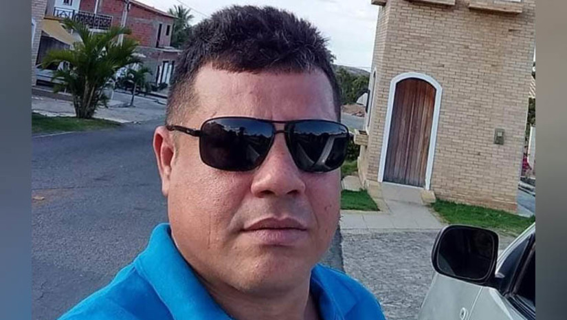 Imagem 1 - Motorista de ônibus escolar é executado com dez tiros na zona rural de Governador Dix-sept Rosado. Francisco Deusivan foi encontrado morto, próximo a sua motocicleta, na região do Sítio Lorena. O caso aconteceu na noite desta segunda-feira (16). De acordo com o delegado Renato Oliveira, que esteve no local, o crime foi uma clara execução. O assassino teria descarregado um revólver calibre .38 contra a vítima, recarregado e efetuados novos disparos, totalizando dez tiros. Ainda segundo o delegado, as informações colhidas com pessoas que conheciam a vítima apontam que se tratava de uma pessoa boa, sem envolvimento com ilícitos. O caso será investigado pela delegacia do município. Imagem 1 - Motorista de ônibus escolar é executado com dez tiros na zona rural de Governador Dix-sept Rosado. Francisco Deusivan foi encontrado morto, próximo a sua motocicleta, na região do Sítio Lorena. O caso aconteceu na noite desta segunda-feira (16). De acordo com o delegado Renato Oliveira, que esteve no local, o crime foi uma clara execução. O assassino teria descarregado um revólver calibre .38 contra a vítima, recarregado e efetuados novos disparos, totalizando dez tiros. Ainda segundo o delegado, as informações colhidas com pessoas que conheciam a vítima apontam que se tratava de uma pessoa boa, sem envolvimento com ilícitos. O caso será investigado pela delegacia do município.