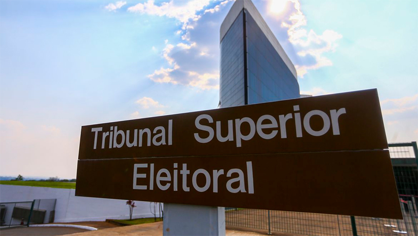 Imagem 1 - A análise do caso começou na semana passada, mas foi interrompida após a manifestação da defesa de Bolsonaro e do Ministério Público Eleitoral (MPE), que defendeu o arquivamento das ações contra o ex-presidente. Em caso de condenação, Bolsonaro pode ficar inelegível por oito anos pela segunda vez. Contudo, o prazo de oito anos continua valendo em função da primeira condenação e não será contado duas vezes. Imagem 1 - A análise do caso começou na semana passada, mas foi interrompida após a manifestação da defesa de Bolsonaro e do Ministério Público Eleitoral (MPE), que defendeu o arquivamento das ações contra o ex-presidente. Em caso de condenação, Bolsonaro pode ficar inelegível por oito anos pela segunda vez. Contudo, o prazo de oito anos continua valendo em função da primeira condenação e não será contado duas vezes.
