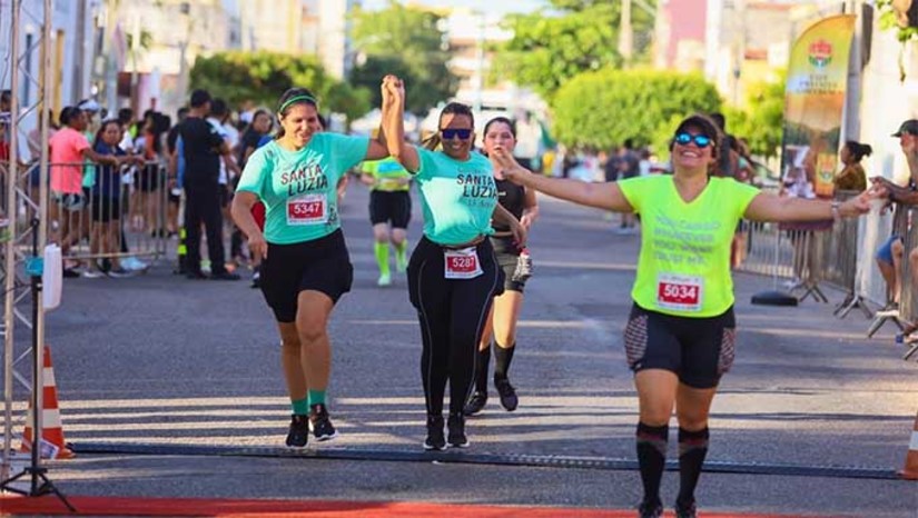 Imagem 1 -  A corrida acontecerá em dois momentos: para as crianças no dia 09 de dezembro e para adultos no dia 10, ambos com largada em frente à Praça do Museu Lauro da Escóssia, na avenida Jerônimo Dix-neuf Rosado, passando em frente à Catedral de Santa Luzia. Conforme o regulamento, o percurso da corrida terá duas distâncias: cinco e dez quilômetros, com participação de pessoas de ambos os sexos. Regulamento, informações e inscrição no site da T_Esportes (https://tesportes.com.br/).
