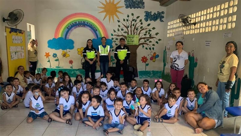 Imagem 1 -  Secretaria de Trânsito leva atividades de conscientização para estudantes do município. Na manhã desta terça-feira (17) equipes da Secretaria estiveram na Unidade de Educação Infantil (UEI) Rosanira de Miranda Mota, no conjunto Integração, com o intuito de mostrar a importância da segurança no trânsito e contribuir para a formação de cidadãos cada vez mais conscientes e responsáveis. Na ocasião, foram ministradas palestras, atividades interativas e exemplos práticos com a abordagem de temas voltados ao respeito das leis de trânsito. A educação nas UEIs e escolas é uma ação importantíssima para um futuro mais responsável e seguro no trânsito.