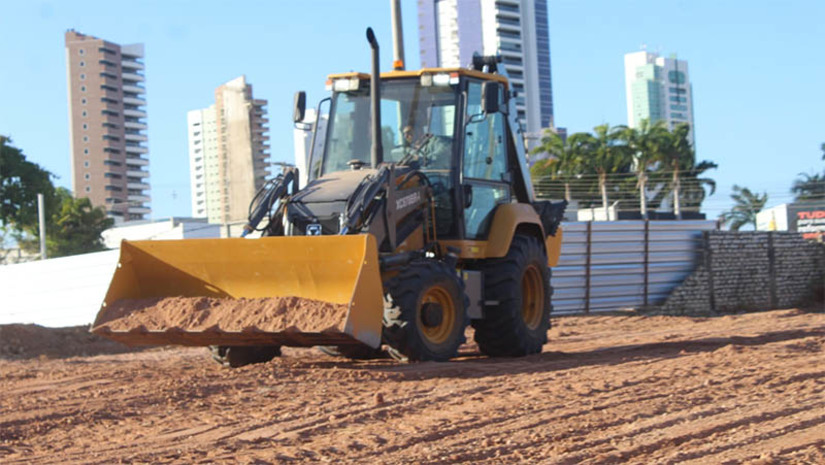 Imagem 1 -  Sedes próprias de três Centros de Atenção Psicossocial começam a ser construídas em Mossoró.Os CAPSs ficarão localizados nos  bairros Nova Betânia e Abolição II. As obras integram o programa “Mossoró Realiza” e contarão com investimentos que superam R$ 7,8 milhões. Uma quarta unidade, a do Centro de Atenção Psicossocial II Mariana Neuman Vidal, no Alto da Conceição, também terá suas obras iniciadas após a conclusão do processo licitatório, que está em andamento. “Saúde mental é coisa séria, e Mossoró está tendo esse olhar, essa visão para a saúde mental de toda a população”, disse o prefeito Allyson Bezerra.