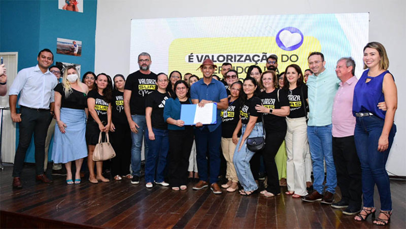 Imagem 1 -  Projeto de lei que cria o PCCR da Assistência Social é apresentado pela prefeitura de Mossoró. O 1º Plano de Cargos, Carreiras e Remuneração da categoria garante reajustes que variam de 10% a 51,7%, além de série de avanços, entre elas a implementação de gratificação de incentivo à qualificação para servidores dos níveis médio e superior, promovendo especialização e avanço na carreira. O projeto, que será enviado à Câmara, foi apresentado nesta quarta-feira (18), no auditório da Estação das Artes, pelo prefeito Allyson Bezerra e secretários municipais.