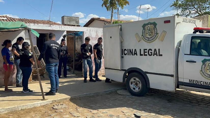 Imagem 1 - Homem é assassinado a tiros no Promorar; mais cedo, criminosos tentaram contra a vida do irmão da vítima. O caso aconteceu por volta das 12h desta quarta-feira (18). Fabrício da Silva Felipe, 27 anos, foi assassinado dentro da própria residência, no Conjunto Promorar. Por volta das 8h, o irmão dele, que não teve o nome divulgado, foi vítima de uma tentativa de homicídio, na mesma casa. Ele foi socorrido com vida para o HRTM. De acordo com a delegada Cristiane Magalhães, informações colhidas com familiares apontam que as mesmas pessoas teriam praticado os dois crimes. O caso será investigado pela Delegacia de Homicídios e Proteção à Pessoa. Este é o segundo crime de homicídio registrado em Mossoró em menos de 12h. Imagem 1 - Homem é assassinado a tiros no Promorar; mais cedo, criminosos tentaram contra a vida do irmão da vítima. O caso aconteceu por volta das 12h desta quarta-feira (18). Fabrício da Silva Felipe, 27 anos, foi assassinado dentro da própria residência, no Conjunto Promorar. Por volta das 8h, o irmão dele, que não teve o nome divulgado, foi vítima de uma tentativa de homicídio, na mesma casa. Ele foi socorrido com vida para o HRTM. De acordo com a delegada Cristiane Magalhães, informações colhidas com familiares apontam que as mesmas pessoas teriam praticado os dois crimes. O caso será investigado pela Delegacia de Homicídios e Proteção à Pessoa. Este é o segundo crime de homicídio registrado em Mossoró em menos de 12h.