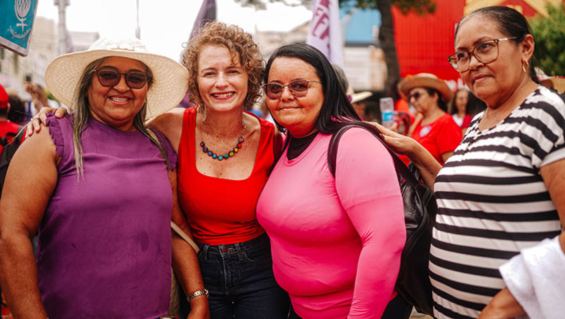 Imagem 1 - Programa Mulher Trabalhadora: lei potiguar impulsiona mulheres no mercado de trabalho. De autoria da deputada Isolda Dantas, a nova lei foi sancionada pela governadora Fátima Bezerra, na semana passada. Na prática, a lei estabelece que o governo iguale as oportunidades entre homens e mulheres quando se trata de encaminhar candidatos para vagas de empregos. O Programa também vai ajudar as mulheres a entenderem melhor o mercado de trabalho; auxiliar para que elas acessem políticas públicas; reforçar a independência financeira, visando principalmente, a autonomia econômica necessária para romper com o ciclo de violência doméstica. Imagem 1 - Programa Mulher Trabalhadora: lei potiguar impulsiona mulheres no mercado de trabalho. De autoria da deputada Isolda Dantas, a nova lei foi sancionada pela governadora Fátima Bezerra, na semana passada. Na prática, a lei estabelece que o governo iguale as oportunidades entre homens e mulheres quando se trata de encaminhar candidatos para vagas de empregos. O Programa também vai ajudar as mulheres a entenderem melhor o mercado de trabalho; auxiliar para que elas acessem políticas públicas; reforçar a independência financeira, visando principalmente, a autonomia econômica necessária para romper com o ciclo de violência doméstica.