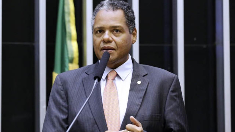 Imagem 1 -  [COLUNA ESPLANADA]  Uma costura envolvendo a sucessão da presidência da Câmara pode arrefecer, por ora, a cobiça do PSD por cargos no Governo Lula. O nome do deputado federal Antônio Brito (PSD-BA) vem ganhando cada dia mais força nos corredores para concorrer à presidência da Casa em 2025, quando se encerra o mandato de Arhur Lira (PP-AL). Caciques do partido, que já fazem campanha para Brito, têm estreitado laços com líderes governistas, principalmente do PT. O deputado tem boa circulação em todas as bancadas e já é chamado em comissões e eventos de confraternização de “presidente”. Lira tem observado à distância as articulações e pretende emplacar outro baiano no seu lugar: Elmar Nascimento (BA).