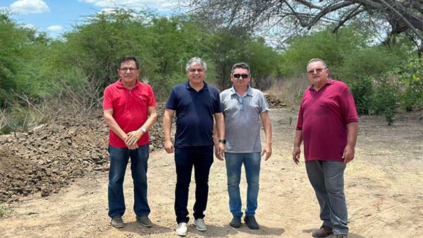 Imagem 1 -  Há um mês, depois de convocar reunião com as famílias para discutir o problema do abastecimento de água, Dr. Artur Vale já começou a executar a obra de extensão da adutora, assegurando o compromisso firmado com os moradores.  Dr. Artur Vale está investindo cerca de R$ 50 mil em recursos próprios do Município para melhorar o abastecimento e levar água para mais de 100 famílias do Sítio Canudos.  Além da implantação de 1.200 metros de tubulação, a Prefeitura de Governador Dix-Sept Rosado também vai instalar uma nova bomba para levar água do rio até a caixa d’água da comunidade.