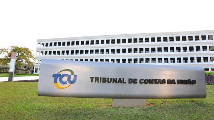 Imagem 1 -  [COLUNA ESPLANADA] A chiadeira de empresários do setor de energia contra a suposta dureza do TCU na intermediação de acordos entre eles e o Ministério de Minas e Energia foi encarada como um elogio ao trabalho do Tribunal. O entendimento no TCU é que os empresários não têm do que se queixar, uma vez que assinaram os acordos por livre e espontânea vontade. As reclamações só reforçariam que a União e os consumidores de energia saíram vencedores da disputa graças à atuação da corte. Depois de estabelecidas as bases do acordo entre governo e empresas, alguns executivos passaram a reclamar de parte das exigências fixadas pelo TCU. Uma das empresas teria aberto mão de 40% da receita do contrato original, e ainda terá que receber o valor em mais de 7 anos, o dobro do prazo original.O tribunal foi responsável por costurar acordos do BTG, da turca KPS e da Âmbar Energia, do grupo J&F, relativas a um leilão emergencial realizado em 2021.