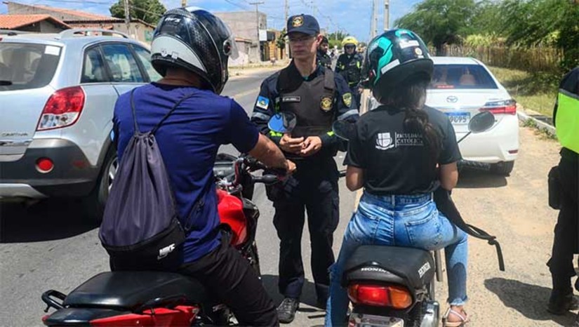 Imagem 1 - Visando reduzir acidentes e preservar vidas, a operação acontecerá nesta sábado, 21/10 e terá como foco a prevenção e conscientização dos condutores, buscando a minimização dos riscos nas vias da cidade. A ação contará com um esforço conjunto entre as forças de segurança e os órgãos de trânsito do município. Além disso, a Secretaria de Segurança, Defesa Civil, Mobilidade Urbana e Trânsito (Sesdem), segue intensificando as atividades de educação para o trânsito e alertando sobre os perigos nas estradas, com palestras educativas e a promoção de boas práticas. Imagem 1 - Visando reduzir acidentes e preservar vidas, a operação acontecerá nesta sábado, 21/10 e terá como foco a prevenção e conscientização dos condutores, buscando a minimização dos riscos nas vias da cidade. A ação contará com um esforço conjunto entre as forças de segurança e os órgãos de trânsito do município. Além disso, a Secretaria de Segurança, Defesa Civil, Mobilidade Urbana e Trânsito (Sesdem), segue intensificando as atividades de educação para o trânsito e alertando sobre os perigos nas estradas, com palestras educativas e a promoção de boas práticas.
