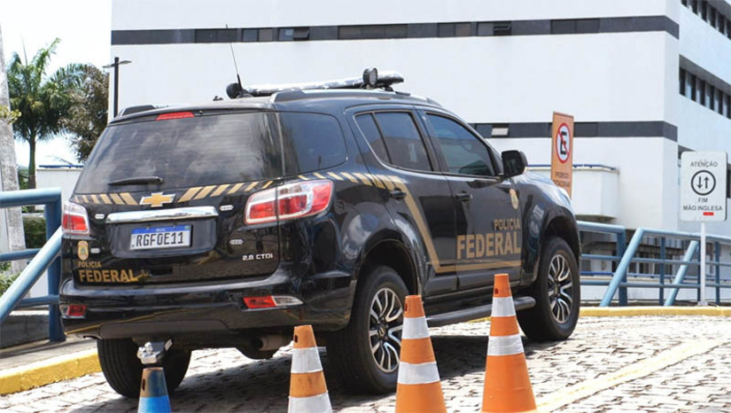 Imagem 1 -  Força-Tarefa de Capturas dois foragidos da justiça por roubo e lesão corporal. As prisões aconteceram nesta sexta-feira (20). O primeiro, um motorista de 31, anos foi detido quando exercia a sua função em uma empresa de transporte turístico, no Conjunto Ponta Negra, Zona Sul de Natal. Ele não reagiu, porém tentou se esconder ao perceber a presença dos policiais. O homem foi condenado pelo crime de roubo e terá que cumprir pena de 6 anos, 2 meses e 20 dias de reclusão, em regime fechado; já contra o segundo, um potiguar de 46, havia um mandado de prisão preventiva pelo crime de lesão corporal. Ele foi localizado e abordado no conjunto Nova Esperança, em Parnamirim, onde trabalhava como mestre de obras.