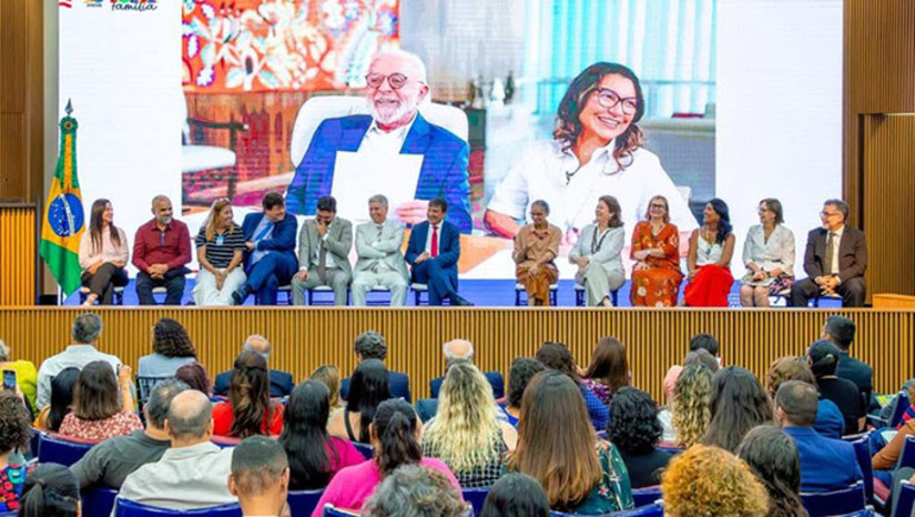 Imagem 1 -  A afirmação do presidente da República, Luiz Inácio Lula da Silva, ocorreu na celebração dos 20 anos do Programa Bolsa Família, realizada nesta sexta-feira, 20 de outubro, no Ministério do Desenvolvimento e Assistência Social, Família e Combate à Fome (MDS). O presidente, que se recupera de uma cirurgia no quadril, participou diretamente do Palácio do Alvorada, por meio de videoconferência.