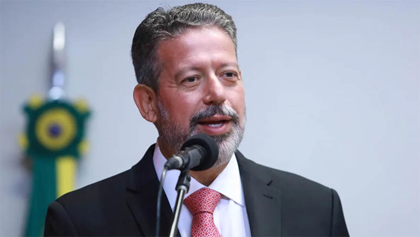   O projeto de poder do deputado federal Arthur Lira (PP-AL) para além de seu mandato na Presidência da Câmara passa pela conquista de importantes cargos na Esplanada. Ele quer ser ministro, das Cidades ou outra que o coloque em contato com prefeitos. Para isso, bolou um plano que atingisse em cheio quem manda no Palácio e nas relações com os ministros. E não se trata do presidente Lula da Silva. Atingiu em cheio os brios do chefe da Casa Civil, Rui Costa, e do senador Jaques Wagner, ambos da Bahia. Lira incita a candidatura à sua sucessão de um deputado até pouco tempo desconhecido. Trata-se de Elmar Nascimento (União-BA). Um deputado baiano de centro, ligado a ACM Neto, e potencial candidato ao Senado ou ao Governo do Estado. É um nome que a dupla Rui e Wagner quer longe num Estado que dominam há 20 anos. Elmar é um bode na sala do Palácio, num plano de Lira: ele o tira da disputa, mas leva um ministério.