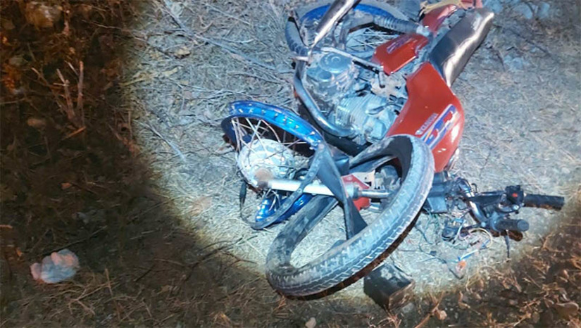 Imagem 1 - Dupla morre em acidente na RN 117 entre Mossoró e Governador; uma terceira pessoa ficou ferida. O caso aconteceu na noite deste domingo (22), na região conhecida como Alto do Euclides. A colisão envolveu uma motocicleta e uma F-4000. As vítimas fatais, que estavam na motocicleta, foram identificadas como Francisco André de Oliveira (condutor), de 41 anos, e José Erivan Bezerra Silva, de 40 anos. Já o condutor da F-4000, identificado como Marcondes Arraes, foi socorrido com ferimentos para o HRTM, em Mossoró. De acordo com informações do Sargento Sales, da 2ª CIPRv, o motorista da caminhonete afirmou que a colisão aconteceu no momento em que a motocicleta ultrapassou um veículo que seguia no mesmo sentido, com as luzes apagadas, e que ele ainda tentou frear, mas não conseguiu evitar o acidente. Ainda segundo o sargento, apenas a perícia do Itep poderá confirmar as responsabilizações do caso. Imagem 1 - Dupla morre em acidente na RN 117 entre Mossoró e Governador; uma terceira pessoa ficou ferida. O caso aconteceu na noite deste domingo (22), na região conhecida como Alto do Euclides. A colisão envolveu uma motocicleta e uma F-4000. As vítimas fatais, que estavam na motocicleta, foram identificadas como Francisco André de Oliveira (condutor), de 41 anos, e José Erivan Bezerra Silva, de 40 anos. Já o condutor da F-4000, identificado como Marcondes Arraes, foi socorrido com ferimentos para o HRTM, em Mossoró. De acordo com informações do Sargento Sales, da 2ª CIPRv, o motorista da caminhonete afirmou que a colisão aconteceu no momento em que a motocicleta ultrapassou um veículo que seguia no mesmo sentido, com as luzes apagadas, e que ele ainda tentou frear, mas não conseguiu evitar o acidente. Ainda segundo o sargento, apenas a perícia do Itep poderá confirmar as responsabilizações do caso.