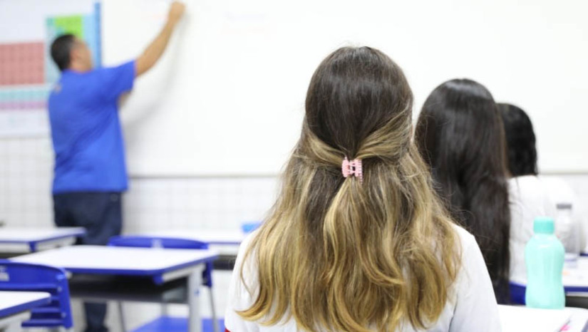 Imagem 1 - 50 mil estudantes de escolas públicas estaduais do RN participarão das provas do SAEB 2023. O SAEB avalia diversas áreas do conhecimento, incluindo matemática, língua portuguesa, ciências da natureza e ciências humanas. Além disso, a avaliação também mede fatores socioeconômicos e demográficos que podem influenciar o desempenho dos alunos. “Esta avaliação fornece dados valiosos que permitirão entender melhor o cenário educacional do nosso Estado, identificar desafios e oportunidades de aprimoramento, e tomar decisões embasadas para melhorar a qualidade da educação”, afirma a secretária de Educação do RN, professora Socorro Batista. As provas começaram hoje (23) e vo até o dia 10 de novembro. Imagem 1 - 50 mil estudantes de escolas públicas estaduais do RN participarão das provas do SAEB 2023. O SAEB avalia diversas áreas do conhecimento, incluindo matemática, língua portuguesa, ciências da natureza e ciências humanas. Além disso, a avaliação também mede fatores socioeconômicos e demográficos que podem influenciar o desempenho dos alunos. “Esta avaliação fornece dados valiosos que permitirão entender melhor o cenário educacional do nosso Estado, identificar desafios e oportunidades de aprimoramento, e tomar decisões embasadas para melhorar a qualidade da educação”, afirma a secretária de Educação do RN, professora Socorro Batista. As provas começaram hoje (23) e vo até o dia 10 de novembro.