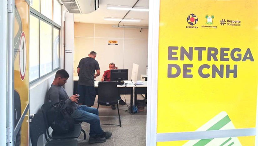 Imagem 1 - 228 condutores do RN podem ter o direito de dirigir suspenso por infrações específicas. Os condutores foram notificados pelo órgão e têm até a próxima segunda-feira (30) para apresentar recurso contrário à notificação. A lista com os condutores notificados no processo administrativo de suspensão do direito de dirigir pode ser conferida no Portal de Serviços do Detran, no Botão “Infrações”, em seguida clica no item “Editais”. O condutor julgado culpado por cometer infração que gera a suspensão do direito de dirigir fica impossibilitado de conduzir veículo automotor por um período de um mês a 12 meses. Se for constatado que houve reincidência no tempo de 12 meses a punição é ampliada de seis meses até 24 meses. Outro ponto é que o condutor deve passar por um curso de reciclagem. Imagem 1 - 228 condutores do RN podem ter o direito de dirigir suspenso por infrações específicas. Os condutores foram notificados pelo órgão e têm até a próxima segunda-feira (30) para apresentar recurso contrário à notificação. A lista com os condutores notificados no processo administrativo de suspensão do direito de dirigir pode ser conferida no Portal de Serviços do Detran, no Botão “Infrações”, em seguida clica no item “Editais”. O condutor julgado culpado por cometer infração que gera a suspensão do direito de dirigir fica impossibilitado de conduzir veículo automotor por um período de um mês a 12 meses. Se for constatado que houve reincidência no tempo de 12 meses a punição é ampliada de seis meses até 24 meses. Outro ponto é que o condutor deve passar por um curso de reciclagem.