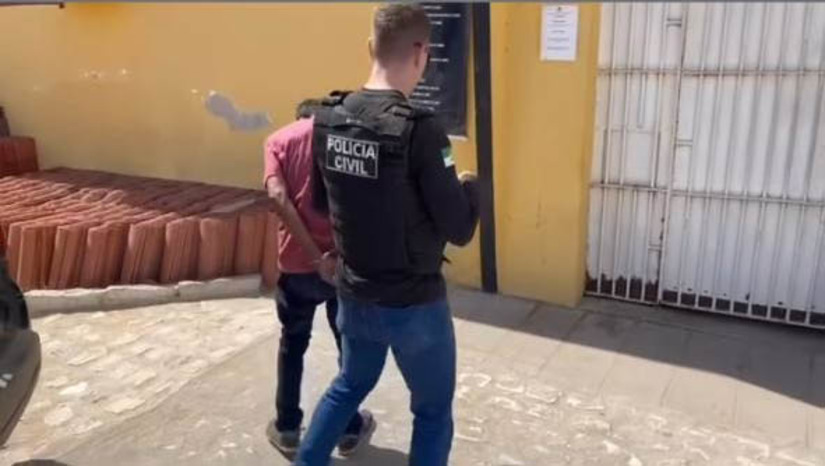 Imagem 1 - Polícia prende homem que tentou matar o próprio tio, um idoso de 71 anos, em Luís Gomes. Adriano Pereira da Silva, de 38 anos, já respondia a um processo por um crime de homicídio contra o próprio irmão e, no momento, encontrava-se em liberdade. Em julho deste ano, ele atacou o tio com uma faca, apenas porque o idoso não queria que ele levasse pessoas estranhas para casa, pensando na segurança das crianças que vivam com eles. A vítima foi socorrida e conseguiu se recuperar. O suspeito foi preso nesta segunda-feira (23), por força de um mandado de prisão. Ele foi localizado em sua residência, no Sítio Alto dos Cândidos, zona rural de Luís, Gomes, onde também aconteceu o crime. Imagem 1 - Polícia prende homem que tentou matar o próprio tio, um idoso de 71 anos, em Luís Gomes. Adriano Pereira da Silva, de 38 anos, já respondia a um processo por um crime de homicídio contra o próprio irmão e, no momento, encontrava-se em liberdade. Em julho deste ano, ele atacou o tio com uma faca, apenas porque o idoso não queria que ele levasse pessoas estranhas para casa, pensando na segurança das crianças que vivam com eles. A vítima foi socorrida e conseguiu se recuperar. O suspeito foi preso nesta segunda-feira (23), por força de um mandado de prisão. Ele foi localizado em sua residência, no Sítio Alto dos Cândidos, zona rural de Luís, Gomes, onde também aconteceu o crime.