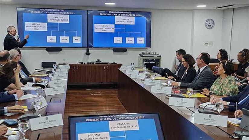 Imagem 1 -  Governadora cumpre agenda em Brasília junto com governadores do nordeste nesta terça e quarta-feira e se reúne com ministérios da Educação, Fazenda, Portos e Gestão e Inovação. Pela tarde, Fátima Bezerra participa, com a presença do presidente da República, Lula da Silva, do lançamento do “Projeto Sertão Vivo: Semeando resiliência climática em comunidades rurais do Nordeste”.