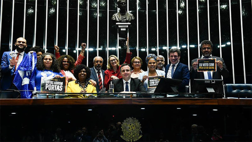 Imagem 1 - Senado aprova PL que reformula e amplia o sistema de cotas no ensino federal. O PL 5.384/2020 foi aprovado nesta terça-feira (24), com votos contrários de 5 senadores, entre eles o senador Rogério Marinho (PL-RN). O texto prevê que, entre outras mudanças, os candidatos cotistas passarão a concorrer também nas vagas gerais, e apenas se não conseguirem nota para ingresso concorrerão às vagas reservadas. Além de aprimorar a política de cotas para ingresso nos estabelecimentos federais de ensino superior ou de ensino médio técnico, o texto altera critérios socioeconômicos e insere os quilombolas entre os beneficiados pela reserva de vagas, que já inclui pretos, pardos, indígenas e pessoas com deficiência. O texto agora segue para sanção presidencial. Imagem 1 - Senado aprova PL que reformula e amplia o sistema de cotas no ensino federal. O PL 5.384/2020 foi aprovado nesta terça-feira (24), com votos contrários de 5 senadores, entre eles o senador Rogério Marinho (PL-RN). O texto prevê que, entre outras mudanças, os candidatos cotistas passarão a concorrer também nas vagas gerais, e apenas se não conseguirem nota para ingresso concorrerão às vagas reservadas. Além de aprimorar a política de cotas para ingresso nos estabelecimentos federais de ensino superior ou de ensino médio técnico, o texto altera critérios socioeconômicos e insere os quilombolas entre os beneficiados pela reserva de vagas, que já inclui pretos, pardos, indígenas e pessoas com deficiência. O texto agora segue para sanção presidencial.