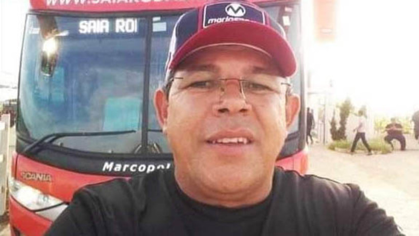 Imagem 1 - Motorista morre após ônibus cair por cima dele durante troca de pneu, em São Miguel. O caso aconteceu por volta das 7h desta quarta-feira (25). A vítima foi identificada como Valmir Cândido da Silva. De acordo com informações do delegado Carlos Michel, o homem havia colocado o macaco hidráulico no ônibus em que trabalhava e foi para baixo do veículo para realizar a troca do pneu dianteiro. O equipamento, no entanto, não suportou o peso e acabou cedendo, fazendo com que o ônibus caísse por cima de Valmir. Imagem 1 - Motorista morre após ônibus cair por cima dele durante troca de pneu, em São Miguel. O caso aconteceu por volta das 7h desta quarta-feira (25). A vítima foi identificada como Valmir Cândido da Silva. De acordo com informações do delegado Carlos Michel, o homem havia colocado o macaco hidráulico no ônibus em que trabalhava e foi para baixo do veículo para realizar a troca do pneu dianteiro. O equipamento, no entanto, não suportou o peso e acabou cedendo, fazendo com que o ônibus caísse por cima de Valmir.
