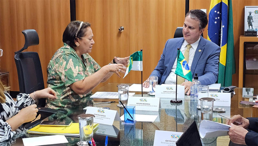 Imagem 1 - Parceria entre MEC e SEEC vai ampliar oferta de cursos de educação profissional por meio do IERNs. A iniciativa, discutida durante reunião da governadora Fátima Bezerra com o ministro da Educação, Camilo Santana, em Brasília, considera a efetivação de um novo plano de expansão da rede federal de Educação Profissional e Tecnológica para o país, além do alinhamento do projeto pedagógico dos IERNs com os IFs, na oferta de cursos técnicos de Educação Profissional e Tecnológica. Além da expansão e do fortalecimento da Educação Profissional do estado, na ocasião, Fátima ainda tratou da ampliação da frota de transporte escolar e do aumento das vagas para o ensino integral. Imagem 1 - Parceria entre MEC e SEEC vai ampliar oferta de cursos de educação profissional por meio do IERNs. A iniciativa, discutida durante reunião da governadora Fátima Bezerra com o ministro da Educação, Camilo Santana, em Brasília, considera a efetivação de um novo plano de expansão da rede federal de Educação Profissional e Tecnológica para o país, além do alinhamento do projeto pedagógico dos IERNs com os IFs, na oferta de cursos técnicos de Educação Profissional e Tecnológica. Além da expansão e do fortalecimento da Educação Profissional do estado, na ocasião, Fátima ainda tratou da ampliação da frota de transporte escolar e do aumento das vagas para o ensino integral.