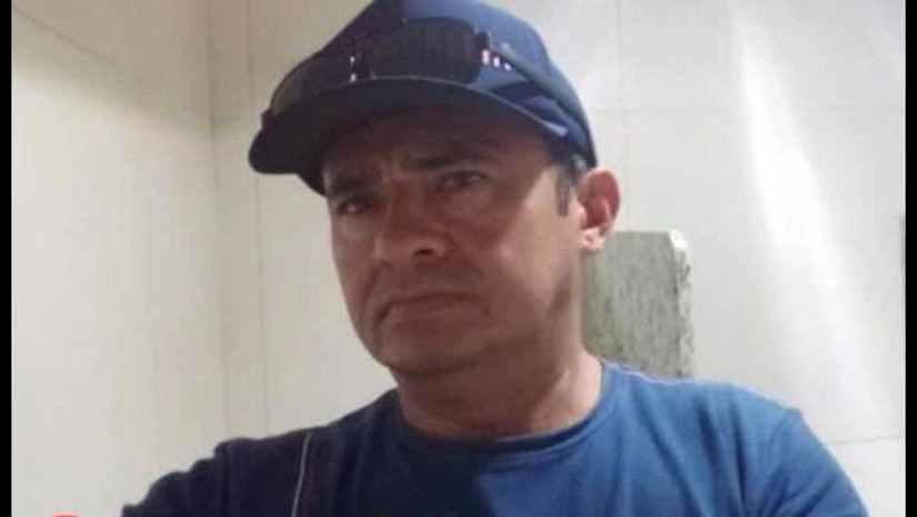 Imagem 1 - Corpo de homem que estava desaparecido na Serra do Mel é encontrado na Vila Piauí. Antônio Lisboa de Lima havia sido visto pela última vez por volta das 14h do domingo (22). Nesta terça-feira (24), a polícia militar de Areia Branca conseguiu localizar a motocicleta, que estava na posse de um menor. Ele teria afirmado que Antônio havia sido morto por seus comparsas, mas não informou o local onde estava o corpo. De acordo com o delegado Raphael Laboissière, a polícia civil utilizou tecnologia para conseguir rastrear os locais por onde Antônio passou desde o dia do desaparecimento. Nesta quarta, com ajuda da população, a polícia conseguiu chegar ao local onde o corpo foi enterrado, um matagal, próximo a uma estrada carroçável, na Vila Piauí. Imagem 1 - Corpo de homem que estava desaparecido na Serra do Mel é encontrado na Vila Piauí. Antônio Lisboa de Lima havia sido visto pela última vez por volta das 14h do domingo (22). Nesta terça-feira (24), a polícia militar de Areia Branca conseguiu localizar a motocicleta, que estava na posse de um menor. Ele teria afirmado que Antônio havia sido morto por seus comparsas, mas não informou o local onde estava o corpo. De acordo com o delegado Raphael Laboissière, a polícia civil utilizou tecnologia para conseguir rastrear os locais por onde Antônio passou desde o dia do desaparecimento. Nesta quarta, com ajuda da população, a polícia conseguiu chegar ao local onde o corpo foi enterrado, um matagal, próximo a uma estrada carroçável, na Vila Piauí.