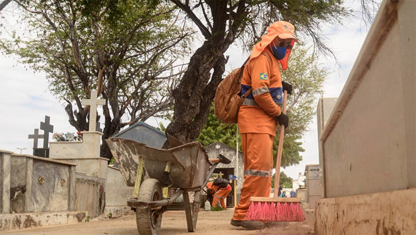 Imagem 1 - PMM realiza limpeza e manutenção dos cemitérios para o Dia de Finados. De forma estratégica, a Prefeitura realizou planejamento logístico para garantir que a visitação ocorra de maneira tranquila e segura, o que inclui a organização de estacionamentos, sinalização e orientação de fluxo de pessoas. Para reforçar a segurança dos visitantes, o Município mobilizará grande efetivo da Guarda Civil Municipal nos cemitérios. Os agentes de trânsito também estarão trabalhando no controle de fluxo, especialmente em horários de grande movimento nas vias de acesso. Imagem 1 - PMM realiza limpeza e manutenção dos cemitérios para o Dia de Finados. De forma estratégica, a Prefeitura realizou planejamento logístico para garantir que a visitação ocorra de maneira tranquila e segura, o que inclui a organização de estacionamentos, sinalização e orientação de fluxo de pessoas. Para reforçar a segurança dos visitantes, o Município mobilizará grande efetivo da Guarda Civil Municipal nos cemitérios. Os agentes de trânsito também estarão trabalhando no controle de fluxo, especialmente em horários de grande movimento nas vias de acesso.