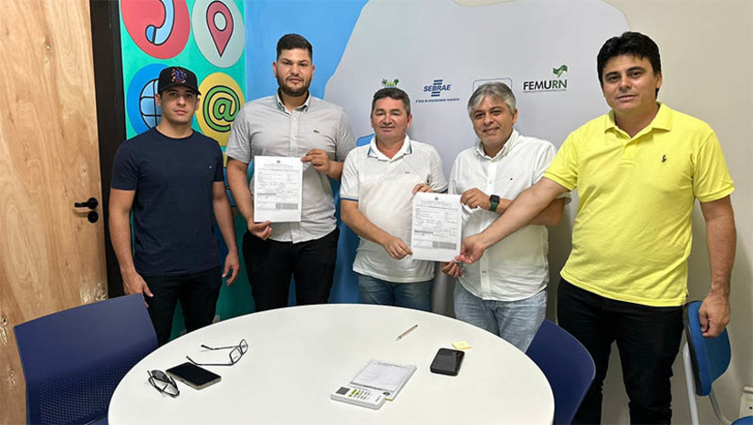 Imagem 1 -  Prefeitura de Governador vai investir mais de R$ 125 mil na construção de passagem molhada na zona rural. A ordem de serviço para inícios das obras de construção de passagem molhada no “açude do inglês”, no Projeto de Assentamento Chico Rêgo, foi assinada nesta terça-feira (24), pelo prefeito Dr. Artur Vale, em ato realizado no Centro Administrativo. Os recursos que serão investidos são próprios do município. A obra vai beneficiar mais de 700 famílias.