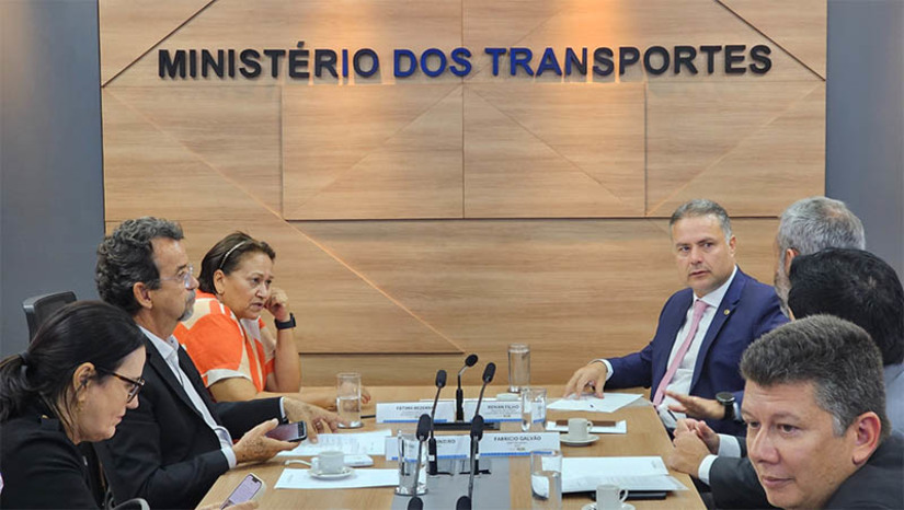 Imagem 1 - Ministro assina Portaria autorizando a federalização de trecho da rodovia 226, no RN. O trecho de 50 km vai dos municípios de Currais Novos, no entroncamento da BR 427, passando por São Vicente e chegando em Florânia, ligando o Seridó Oriental ao Médio Oeste. A Portaria, assinada pelo ministro dos Transportes, Renan Filho, será publicada no DOU (Diário Oficial da União) nesta quinta-feira (26). Com a federalização, a rodovia passa a ser novamente de responsabilidade do DNIT. Getúlio Batista, superintendente do órgão, anunciou, ainda, que no dia seguinte à publicação no DOU, o Dnit já começa a trabalhar no trecho. Imagem 1 - Ministro assina Portaria autorizando a federalização de trecho da rodovia 226, no RN. O trecho de 50 km vai dos municípios de Currais Novos, no entroncamento da BR 427, passando por São Vicente e chegando em Florânia, ligando o Seridó Oriental ao Médio Oeste. A Portaria, assinada pelo ministro dos Transportes, Renan Filho, será publicada no DOU (Diário Oficial da União) nesta quinta-feira (26). Com a federalização, a rodovia passa a ser novamente de responsabilidade do DNIT. Getúlio Batista, superintendente do órgão, anunciou, ainda, que no dia seguinte à publicação no DOU, o Dnit já começa a trabalhar no trecho.