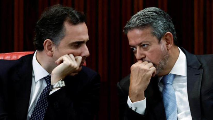   [COLUNA ESPLANADA] O acordo firmado pelo presidente do Senado Federal, Rodrigo Pacheco (PSD-MG), com parlamentares da oposição para desobstruir as votações colocou o presidente da Câmara, Arthur Lira (PP-AL), em calça justa. Pacheco se comprometeu a pautar matérias que alteram o tempo de mandato de ministros do STF, limitam as decisões monocráticas nos tribunais superiores, entre outras. Lira, no entanto, já afirmou que não vai patrocinar pautas anti-STF. O movimento da oposição – encabeçado pelo PL, Novo e frentes parlamentares - se intensificou após decisões do STF vistas pelos parlamentares como interferência do Judiciário em temas de competência do Congresso.