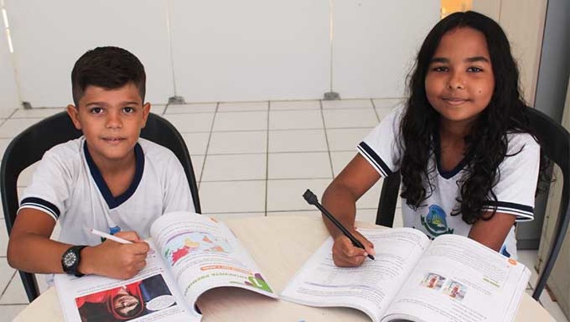 Imagem 1 - A Prefeitura de Mossoró, por meio da Secretaria Municipal de Educação (SME), está mobilizando mais de 2,4 mil estudantes, de 5º e 9º ano do Ensino Fundamental, de 45 escolas, que irão se submeter ao teste nos próximos dias. No primeiro dia de aplicação das provas, nesta terça-feira (24), a Escola Municipal Maurício Fernandes da Silva, por exemplo, garantiu a participação de 100% dos alunos das turmas de 5º e 9º ano. Imagem 1 - A Prefeitura de Mossoró, por meio da Secretaria Municipal de Educação (SME), está mobilizando mais de 2,4 mil estudantes, de 5º e 9º ano do Ensino Fundamental, de 45 escolas, que irão se submeter ao teste nos próximos dias. No primeiro dia de aplicação das provas, nesta terça-feira (24), a Escola Municipal Maurício Fernandes da Silva, por exemplo, garantiu a participação de 100% dos alunos das turmas de 5º e 9º ano.
