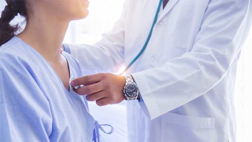 Imagem 1 - Ação é parte da Linha de Cuidados do Infarto Agudo do Miocárdio (IAM) lançada pela Sesap em 2022. Desde a implantação do projeto, 200 pacientes foram submetidos à trombólise, um procedimento que utiliza medicação para dissolver um coágulo. O projeto Sprint já está implantado em sete das oito regiões de saúde do RN, com o uso de um conjunto de ferramentas ofertado pela companhia farmacêutica alemã Boehringer Ingelheim (habilitada pelo Ministério da Saúde) aos serviços que fazem uso de trombolíticos. Quando iniciado de forma rápida em pacientes com infarto agudo, o tratamento aumenta as chances de reduzir as sequelas e prevenir complicações futuras. Imagem 1 - Ação é parte da Linha de Cuidados do Infarto Agudo do Miocárdio (IAM) lançada pela Sesap em 2022. Desde a implantação do projeto, 200 pacientes foram submetidos à trombólise, um procedimento que utiliza medicação para dissolver um coágulo. O projeto Sprint já está implantado em sete das oito regiões de saúde do RN, com o uso de um conjunto de ferramentas ofertado pela companhia farmacêutica alemã Boehringer Ingelheim (habilitada pelo Ministério da Saúde) aos serviços que fazem uso de trombolíticos. Quando iniciado de forma rápida em pacientes com infarto agudo, o tratamento aumenta as chances de reduzir as sequelas e prevenir complicações futuras.