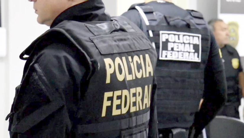 Imagem 1 - FICCO prende integrantes de facção que cobrava aluguel para explorar o tráfico na Zona Leste de Natal. A operação “Daleste” foi deflagrada nesta quinta-feira (26). Os policiais cumpriram cinco mandados de prisão preventiva, três mandados de busca e apreensão, e houve uma prisão em flagrante por tráfico de drogas. A investigação revela que os criminosos formavam uma espécie de consórcio que mantinha a exclusividade na exploração do tráfico de drogas na região, pagando para tanto um valor a título de aluguel a uma liderança da organização criminosa. Imagem 1 - FICCO prende integrantes de facção que cobrava aluguel para explorar o tráfico na Zona Leste de Natal. A operação “Daleste” foi deflagrada nesta quinta-feira (26). Os policiais cumpriram cinco mandados de prisão preventiva, três mandados de busca e apreensão, e houve uma prisão em flagrante por tráfico de drogas. A investigação revela que os criminosos formavam uma espécie de consórcio que mantinha a exclusividade na exploração do tráfico de drogas na região, pagando para tanto um valor a título de aluguel a uma liderança da organização criminosa.