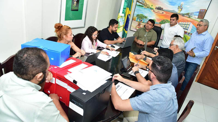 Imagem 1 - Comissão de Orçamento analisa 365 emendas apresentadas ao projeto da LOA para 2024. Trata-se de mais uma etapa da análise da proposta, contida no Projeto de Lei do Executivo n° 68/2023, referente à Lei Orçamentária Anual (LOA) para o próximo ano. A LOA estima receitas e fixa despesas anuais do Município. Participaram da reunião da COFC, realizada nesta quinta-feira (26), membros da comissão, os vereadores Marckuty da Maisa (SDD-presidente); Lucas das Malhas (MDB-secretário) e Pablo Aires (PSB-1º suplente). Imagem 1 - Comissão de Orçamento analisa 365 emendas apresentadas ao projeto da LOA para 2024. Trata-se de mais uma etapa da análise da proposta, contida no Projeto de Lei do Executivo n° 68/2023, referente à Lei Orçamentária Anual (LOA) para o próximo ano. A LOA estima receitas e fixa despesas anuais do Município. Participaram da reunião da COFC, realizada nesta quinta-feira (26), membros da comissão, os vereadores Marckuty da Maisa (SDD-presidente); Lucas das Malhas (MDB-secretário) e Pablo Aires (PSB-1º suplente).