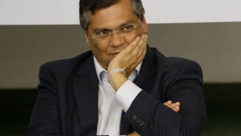   [COLUNA ESPLANADA] A derrota inédita do Governo no Senado - com a rejeição de Igor Roque para o comando da Defensoria Pública da União (DPU) - estremeceu a possível indicação do ministro da Justiça, Flávio Dino, para o Supremo Tribunal Federal (STF). É fato que a base do Planalto na Casa é movediça, mas o placar da rejeição - 38 votos contrários, 35 favoráveis e uma abstenção – surpreendeu líderes do Governo e ministros. O presidente Lula assumiu pessoalmente a interlocução com senadores. Há uma ciumeira instalada depois que o Governo cedeu cargos no primeiro escalão para indicações da Câmara. Para piorar, Flávio Dino não tem bom trânsito entre senadores. A oposição tem emitido alertas de que, se Lula o escolher, vai dificultar a confirmação do nome dele no Senado e nas redes sociais.