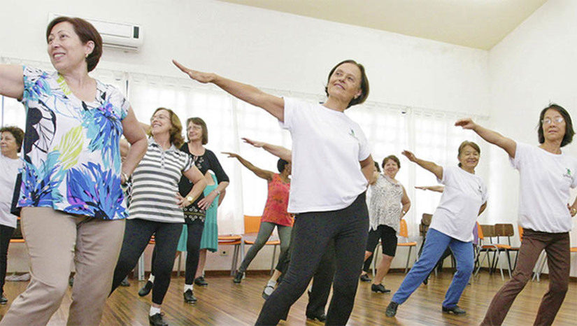 Imagem 1 -  Censo: Brasil teve aumento no número de idosos e há 6 milhões de mulheres a mais do que homens. É o que revelam os resultados do universo da população do Brasil desagregada por idade e sexo, do Censo Demográfico 2022. Esta segunda apuração do Censo mostra uma população de 203.080.756 habitantes, com 18.244 pessoas a mais do que na primeira apuração. Os dados apontam que o total de pessoas com 65 anos ou mais no país (22.169.101) chegou a 10,9% da população, com alta de 57,4% frente a 2010.  Do total da população residente no país, 51,5% (104.548.325) eram mulheres e 48,5% (98.532.431) eram homens, ou seja, havia cerca de 6,0 milhões de mulheres a mais do que homens em 2022.