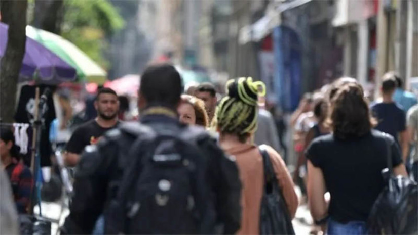 Imagem 1 - RN segue tendência nacional com população mais idosa e composta por mais por mulheres. Segundo a segunda revisão do Censo Demográfico do IBGE, em 2022 o Rio Grande do Norte tinha uma população total de 3.302.729 pessoas, sendo 1.703.967 (51,6%) mulheres e 1.598.762 (48,4%) homens, o que representa um crescimento total de 4,3% entre 2010 e 2022. O índice de envelhecimento também mostra a relação de idosos de 65 anos ou mais de idade em relação à população que tem entre 0 e 14 anos. Quanto maior o valor do indicador, mais envelhecida é a população. Esse índice chegou a 53,0 em 2022 para o Rio Grande do Norte, indicando haver 53 idosos para cada 100 crianças. Em 2010 esse índice era de 30,4, indicando um processo de envelhecimento da população. Imagem 1 - RN segue tendência nacional com população mais idosa e composta por mais por mulheres. Segundo a segunda revisão do Censo Demográfico do IBGE, em 2022 o Rio Grande do Norte tinha uma população total de 3.302.729 pessoas, sendo 1.703.967 (51,6%) mulheres e 1.598.762 (48,4%) homens, o que representa um crescimento total de 4,3% entre 2010 e 2022. O índice de envelhecimento também mostra a relação de idosos de 65 anos ou mais de idade em relação à população que tem entre 0 e 14 anos. Quanto maior o valor do indicador, mais envelhecida é a população. Esse índice chegou a 53,0 em 2022 para o Rio Grande do Norte, indicando haver 53 idosos para cada 100 crianças. Em 2010 esse índice era de 30,4, indicando um processo de envelhecimento da população.