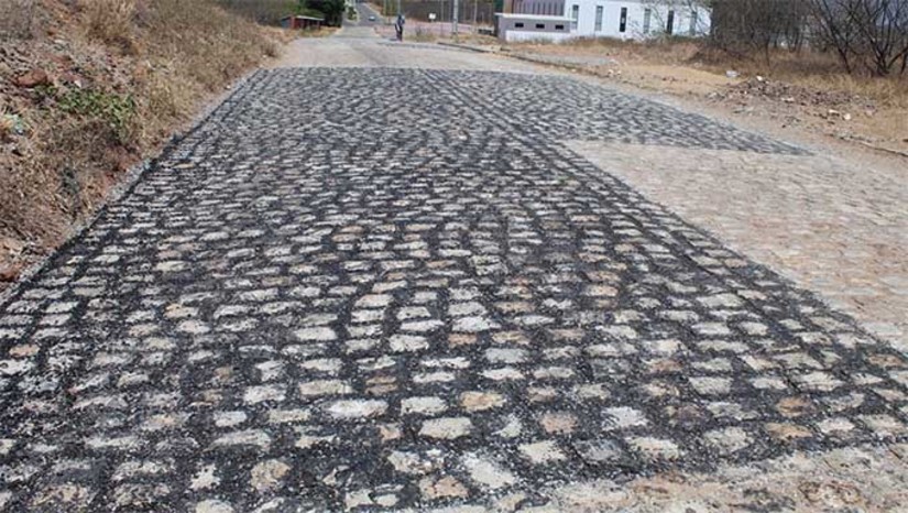 Imagem 1 - A execução do tapa-buracos tem como objetivo reparar os danos causados pelo desgaste natural do calçamento ao longo do tempo, além de corrigir problemas com buracos e irregularidades nas ruas. Isso é importante para evitar acidentes de trânsito, danos aos veículos e facilitar o deslocamento dos moradores. A ação tem como objetivo melhorar a infraestrutura viária e proporcionar mais segurança e conforto aos moradores. Imagem 1 - A execução do tapa-buracos tem como objetivo reparar os danos causados pelo desgaste natural do calçamento ao longo do tempo, além de corrigir problemas com buracos e irregularidades nas ruas. Isso é importante para evitar acidentes de trânsito, danos aos veículos e facilitar o deslocamento dos moradores. A ação tem como objetivo melhorar a infraestrutura viária e proporcionar mais segurança e conforto aos moradores.