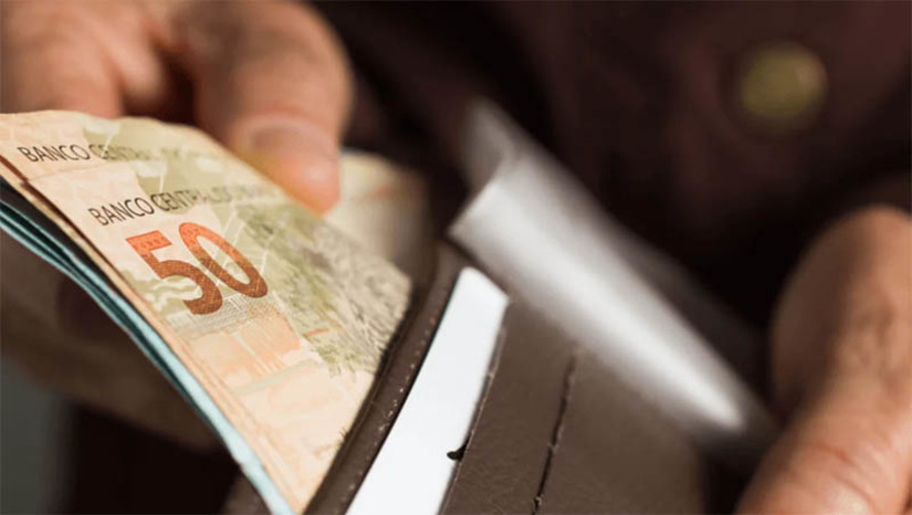 Imagem 1 - Estado conclui pagamento do salário de outubro dos servidores nesta terça-feira (31). Amanheceu na conta dos trabalhadores os 70% restantes para quem recebe acima de R$ 4 mil e o salário integral dos servidores da Educação e dos lotados em pastas com recursos próprios, totalizando aproximadamente R$ 265 milhões da folha deste mês, calculada em R$ 762 milhões. Imagem 1 - Estado conclui pagamento do salário de outubro dos servidores nesta terça-feira (31). Amanheceu na conta dos trabalhadores os 70% restantes para quem recebe acima de R$ 4 mil e o salário integral dos servidores da Educação e dos lotados em pastas com recursos próprios, totalizando aproximadamente R$ 265 milhões da folha deste mês, calculada em R$ 762 milhões.