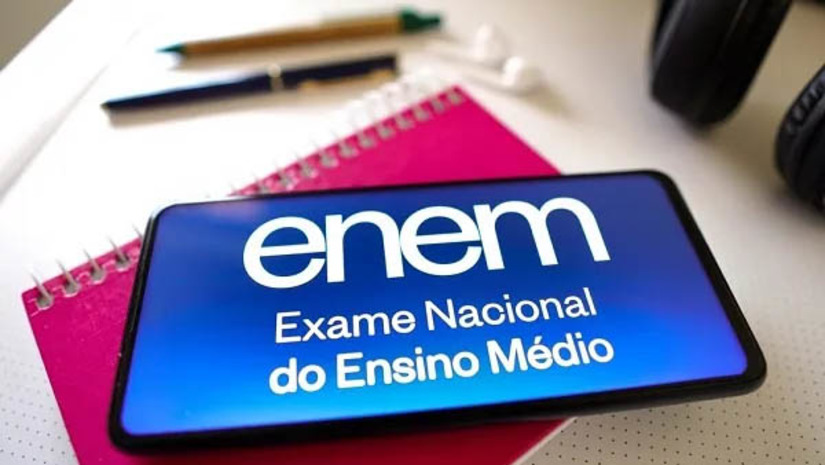Imagem 1 - Pela primeira vez, Enem terá provas com imagens coloridas para aumentar acessibilidade. A iniciativa tem o objetivo de elevar o nível de inclusão e acessibilidade, além de proporcionar uma inovação do ponto de vista pedagógico. Em eventos e reuniões técnicas promovidos pelo Inep para discutir acessibilidade, pessoas com baixa visão falaram sobre o avanço que seria ter itens coloridos. “A prova colorida pode aprimorar a compreensão e leitura para pessoas com deficiência visual ou baixa visão de diversas maneiras. Em primeiro lugar, o uso de cores diferentes pode tornar informações importantes mais distinguíveis”, explicou a coordenadora-geral de Exames e Instrumentos do Inep, Fernanda Cristina dos Santos Campos. Imagem 1 - Pela primeira vez, Enem terá provas com imagens coloridas para aumentar acessibilidade. A iniciativa tem o objetivo de elevar o nível de inclusão e acessibilidade, além de proporcionar uma inovação do ponto de vista pedagógico. Em eventos e reuniões técnicas promovidos pelo Inep para discutir acessibilidade, pessoas com baixa visão falaram sobre o avanço que seria ter itens coloridos. “A prova colorida pode aprimorar a compreensão e leitura para pessoas com deficiência visual ou baixa visão de diversas maneiras. Em primeiro lugar, o uso de cores diferentes pode tornar informações importantes mais distinguíveis”, explicou a coordenadora-geral de Exames e Instrumentos do Inep, Fernanda Cristina dos Santos Campos.