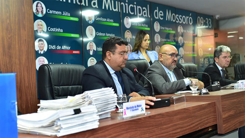 Imagem 1 -  Com 321 emendas, vereadores aprovam Orçamento de Mossoró para 2024 em primeiro turno. A decisão foi tomada pela Câmara Municipal, por unanimidade, na sessão de hoje (31). As próximas etapas são a votação em segundo turno, dia 8 de novembro, e a leitura da redação final, dia 14 do mesmo mês. Tramitando na Câmara como Projeto de Lei do Executivo n° 68/2023, o Orçamento para 2024 é estimado em R$ 1 bilhão e 141 milhões. As emendas objetivam aperfeiçoar a Lei Orçamentária Anual (LOA), pois reservam recursos para ações até então não previstas. Muitas delas são sugeridas por entidades sociais.